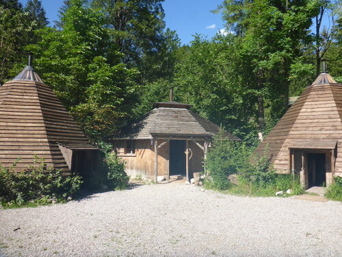 Tipis und Blockhütte